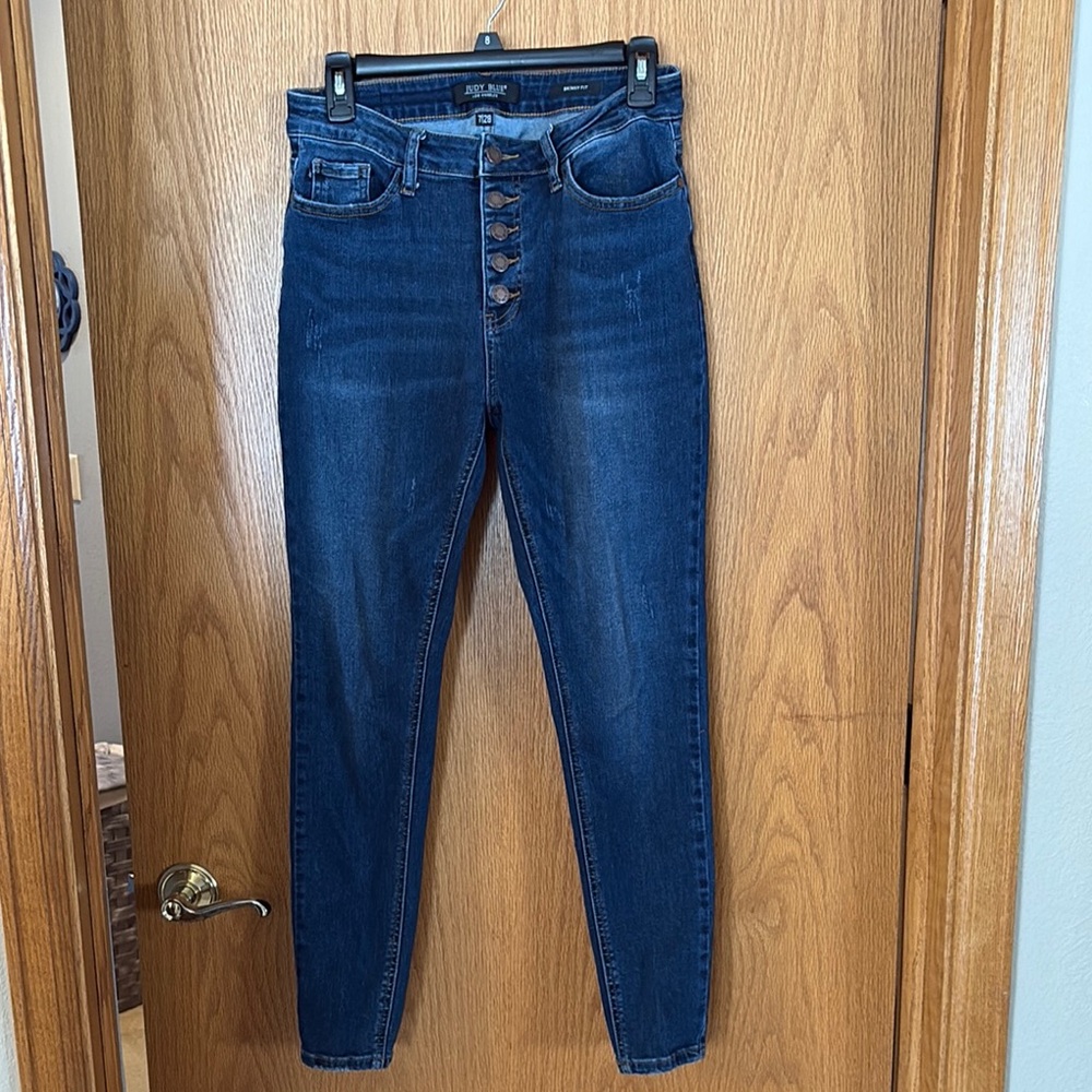 Judy Blue High Rise Skinny Jeans w/ little distressing